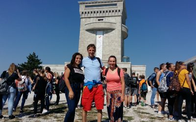 Srečanje UNESCO šol na Krasu ob Pomniku braniteljem slovenske zemlje na Cerju